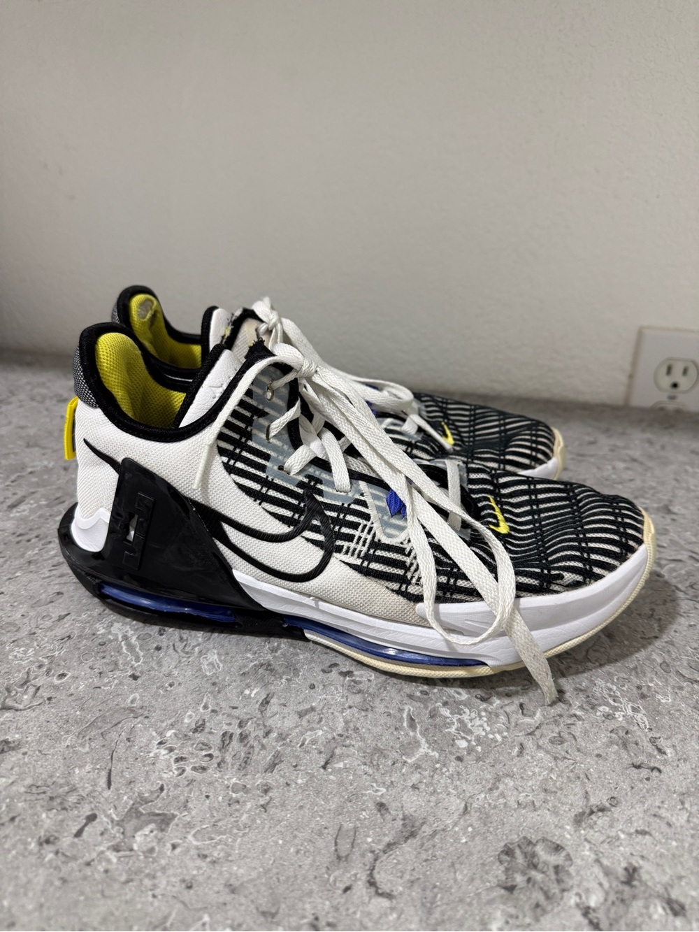 Nike LeBron Witness men’s basketball sneakers size 9